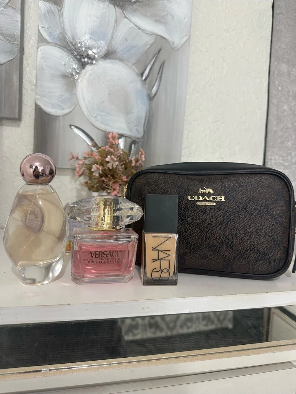 Mini bag coach, cosmic Kylie Jenner, Versace and NARS